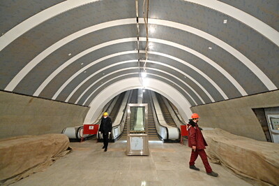 Пилоны платформы станции «Марьина Роща» БКЛ метро облицуют белым мрамором