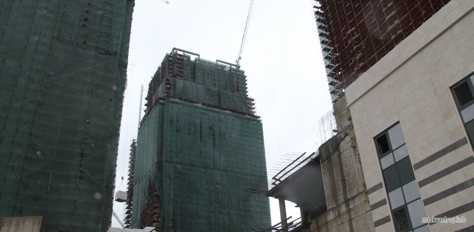 Монтаж окон на всех корпусах проблемного ЖК «Академ Палас» ведется на уровне 29 этажа