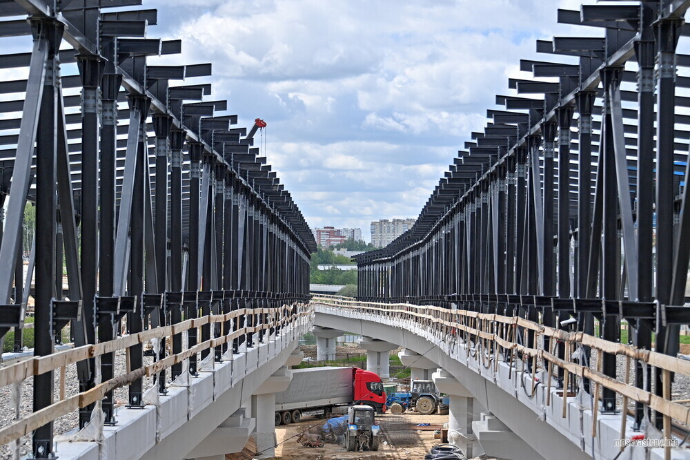 Заканчивается устройство верхнего строения пути метромоста через реку Ликову