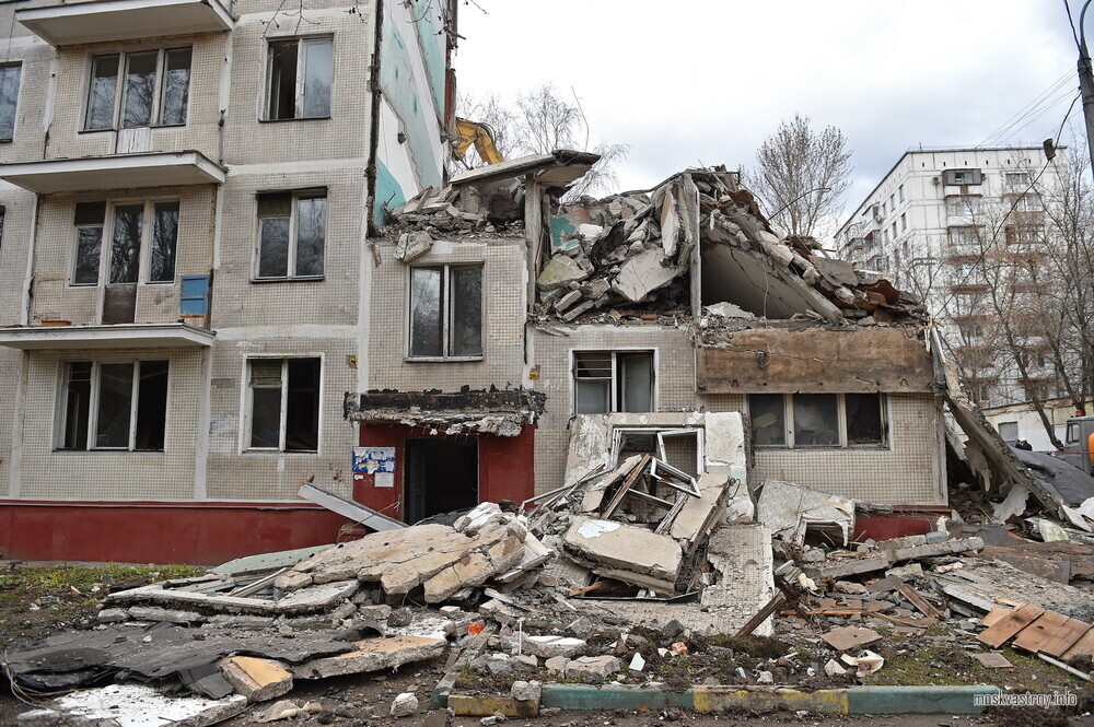 Новая площадка реновации: два старых дома снесли в районе Щукино