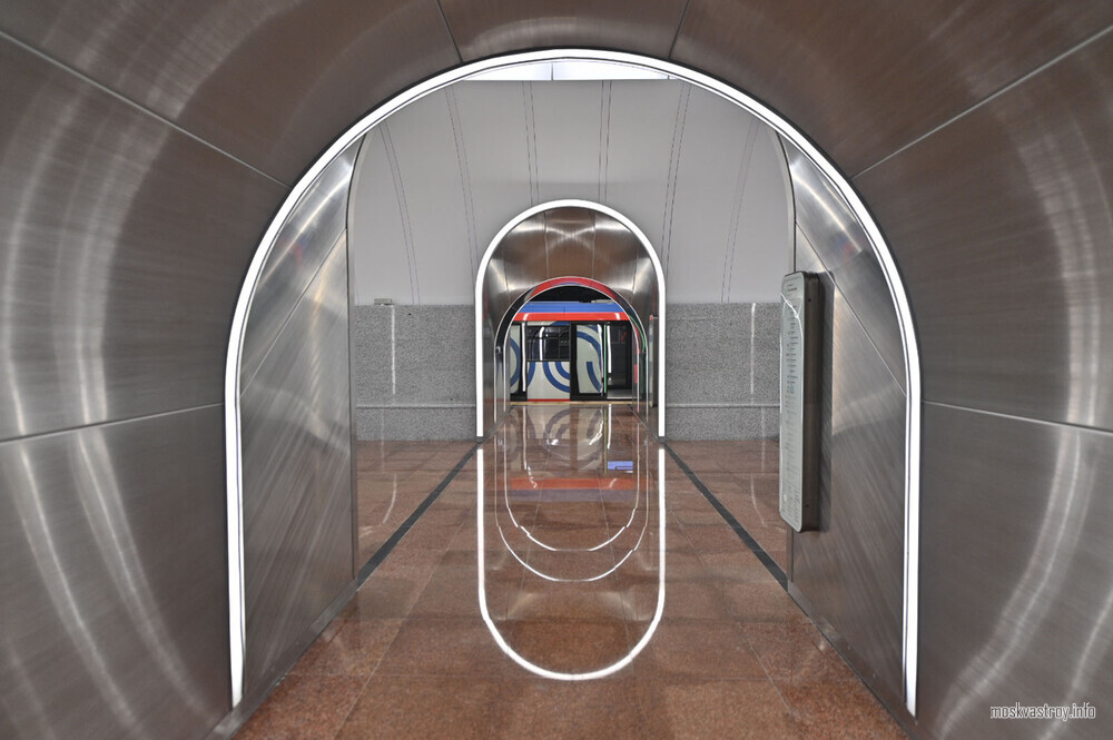 К платформам станции «Рижская» БКЛ метро ведут 16 светящихся порталов