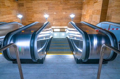 В южном вестибюле станции метро «Лианозово» смонтированы эскалаторы