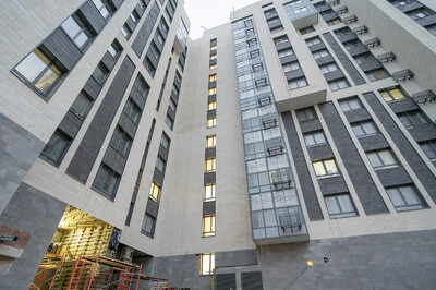 365 жителей ЮАО получили квартиры в двух новостройках по реновации