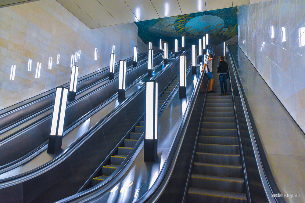 На станциях Троицкой линии метро монтируют эскалаторы