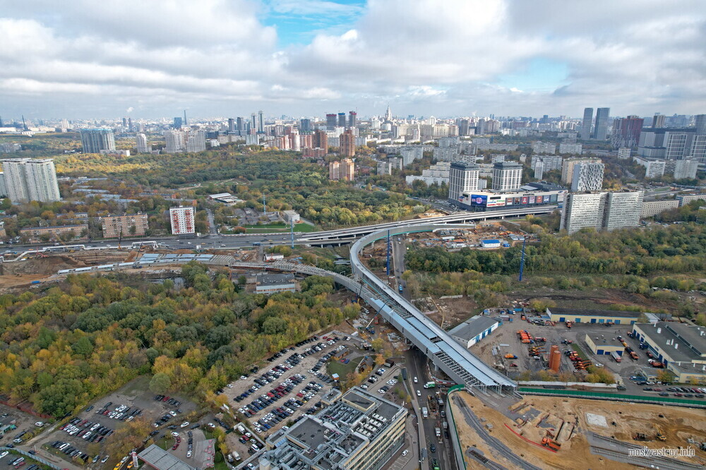 Архитектурная отделка метромоста между БКЛ метро и электродепо «Аминьевское» почти готова