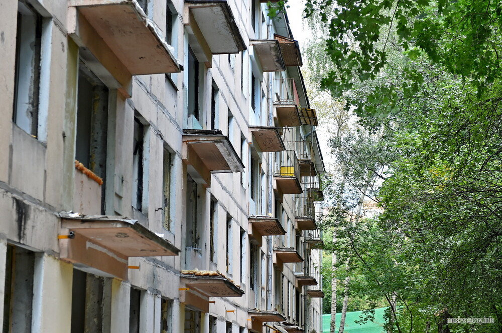 В Москве снесли 80 старых домов по реновации с начала года