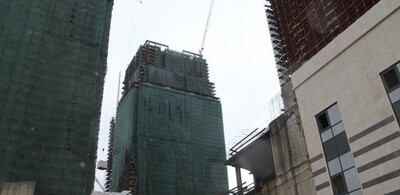 Монтаж окон на всех корпусах проблемного ЖК «Академ Палас» ведется на уровне 29 этажа