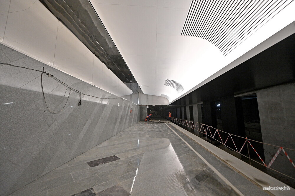 Завершается монтаж зеркальных панелей на станции БКЛ метро «Кленовый бульвар»