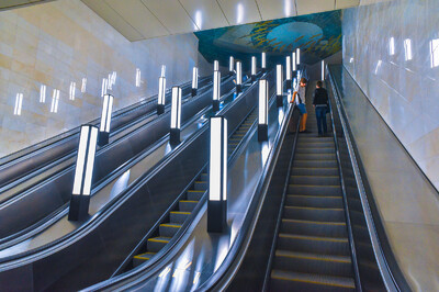 На станциях Троицкой линии метро монтируют эскалаторы