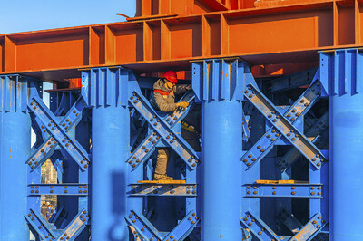 При сооружении моста через затон Новинки смонтировали почти 4 тыс. тонн металлоконструкций