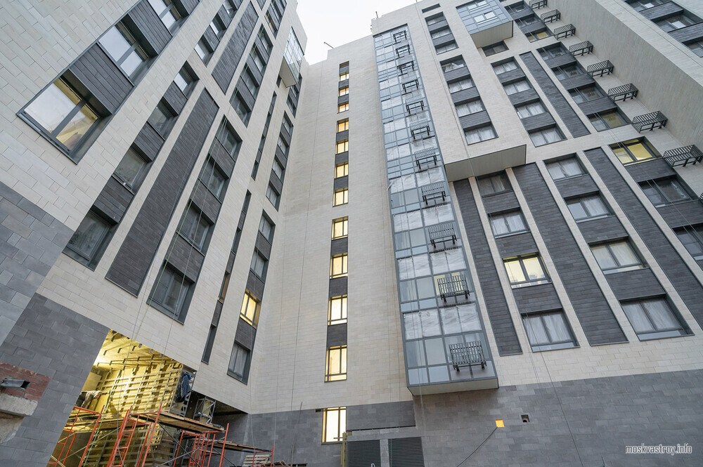 365 жителей ЮАО получили квартиры в двух новостройках по реновации
